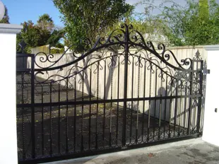 04 Whitehouse Gates 001